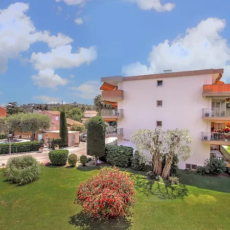 Modern Family 5 Min To +pool +garage Apartment